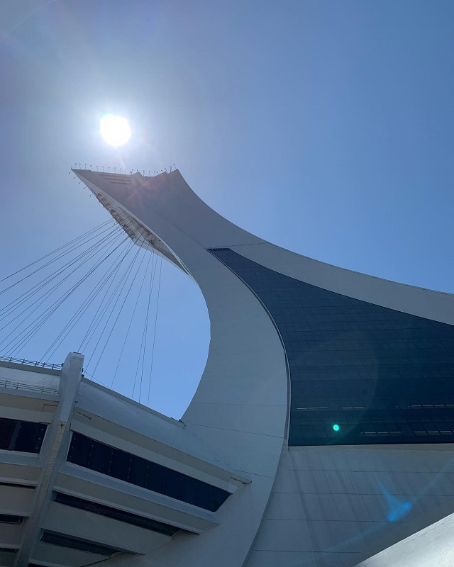 la tour du parc olympique sur ciel bleu
