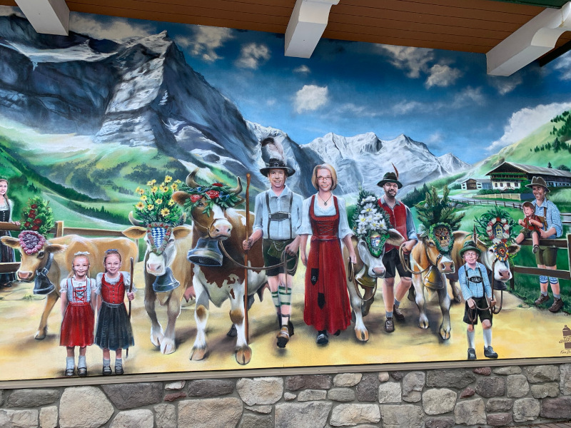 Une fresque représentant une famille bavaroise en habit traditionnel