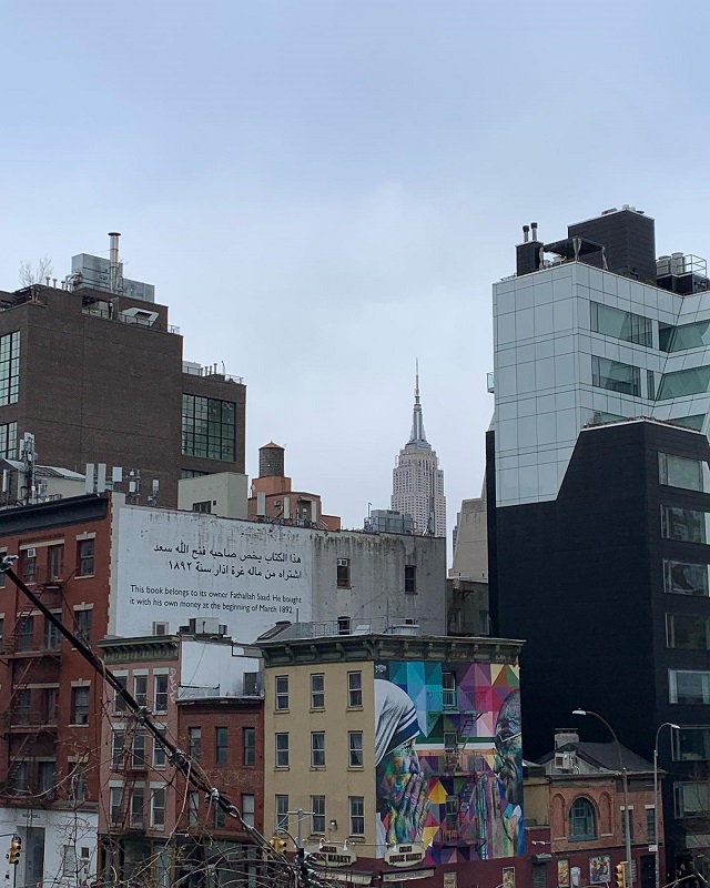 Vue depuis la High Line, une fresque de Mère Teresa et une citation en arabe