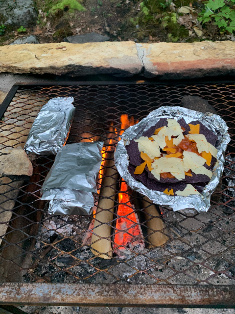 burritos et nachos sur le feu pour le repas