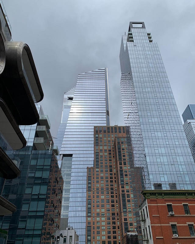 Des gratte-ciels gris métallisé dans Manhattan