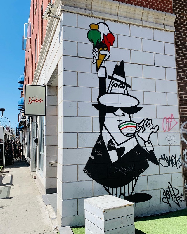 Street art: un petit bonhomme manque une glace aux couleurs de l'Italie
