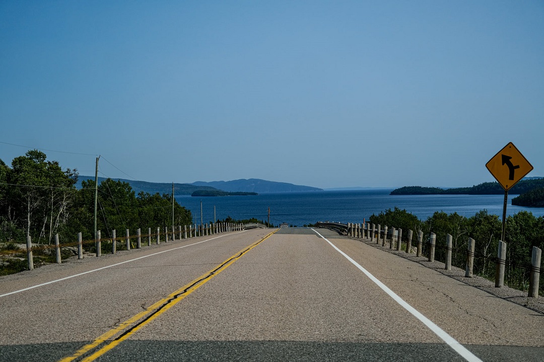 La Highway 17 plonge vers le lac Supérieur